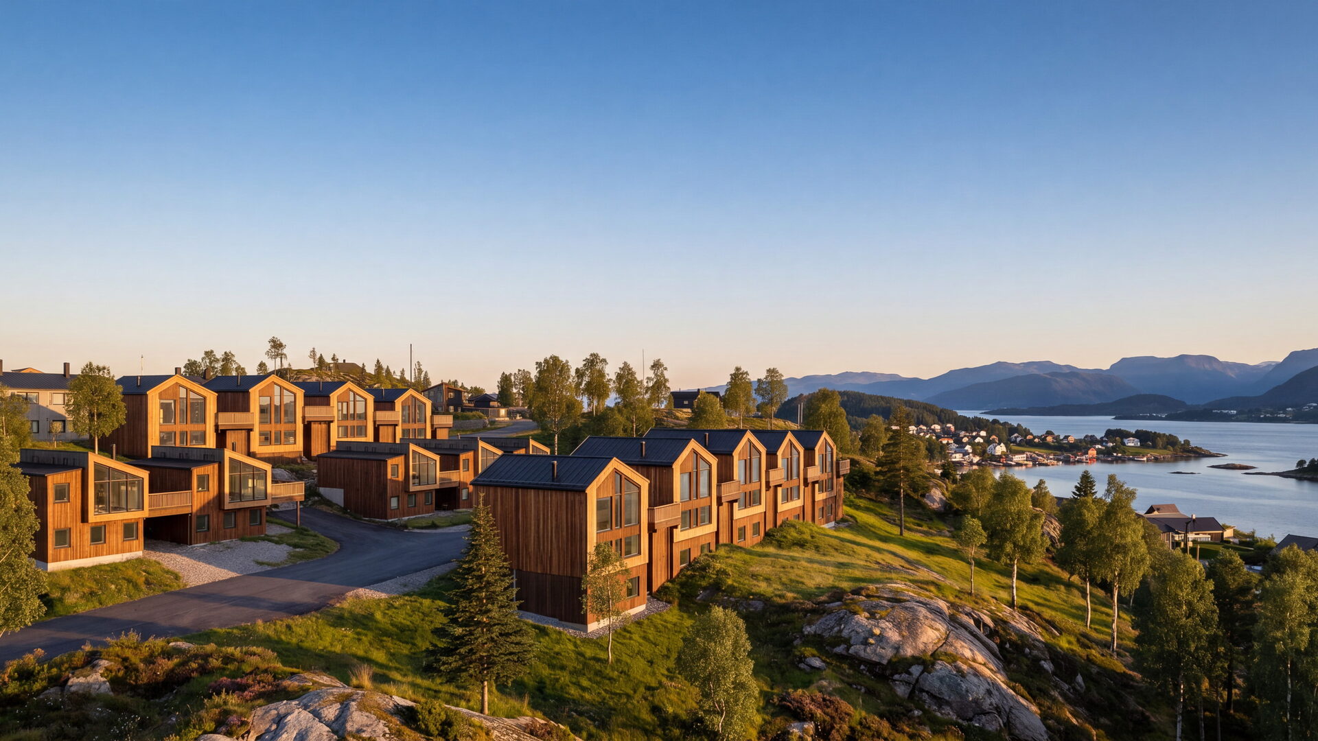 Rekkene med eneboliger i Remvika Terrasse, sett mot sjøen